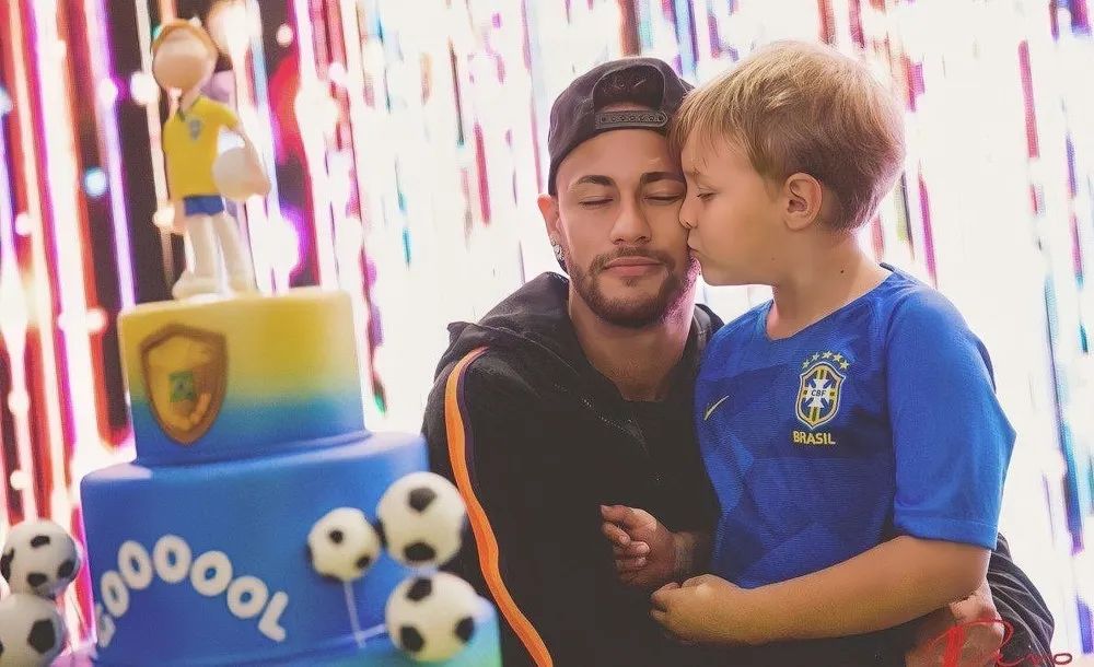 内马尔到底有多暖心,内马尔比赛后和粉丝暖心瞬间