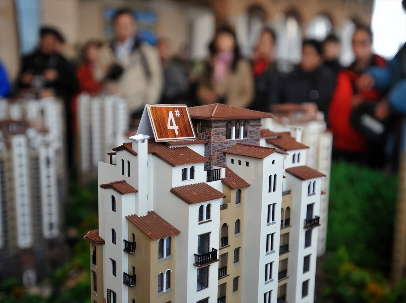 同一栋楼为什么西户比东户高,同一栋楼为什么都买西户