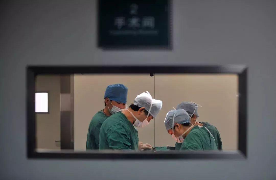 儿童嘴角突然长了一堆小水泡,5岁男童嘴角一圈泡