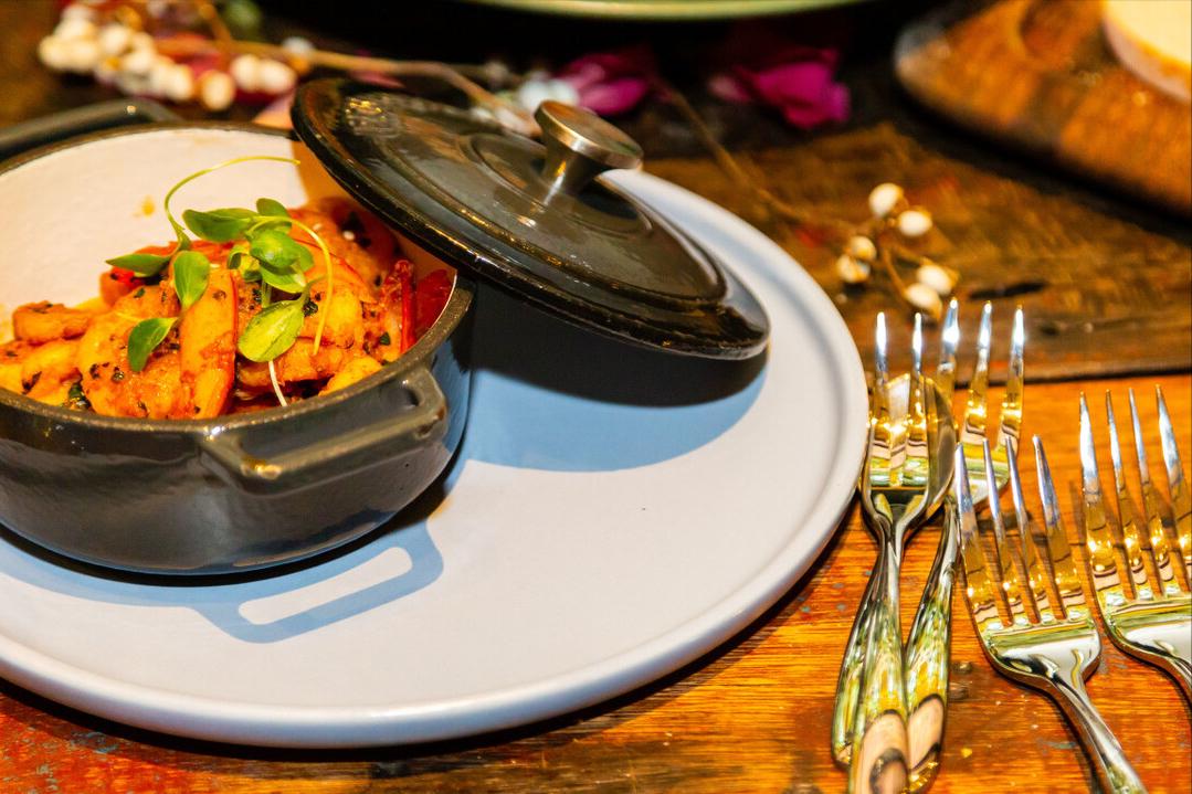 吃西餐为啥服务员先上一杯柠檬水 (吃西餐服务员给的水是什么)