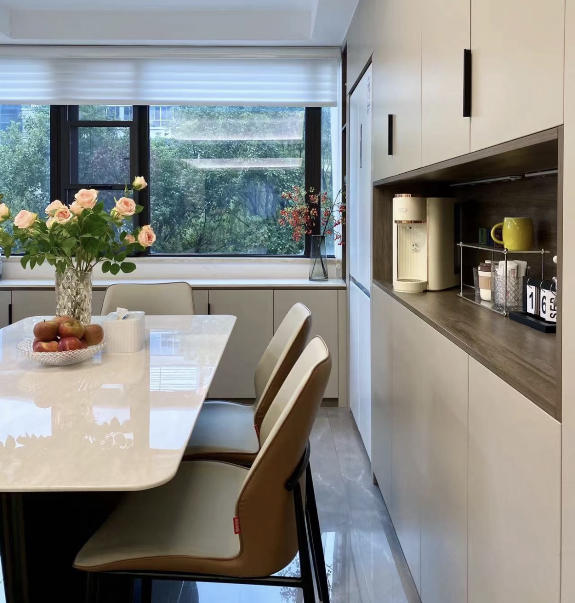 各种样式的岩板餐桌,实木餐桌和岩板餐桌效果图对比