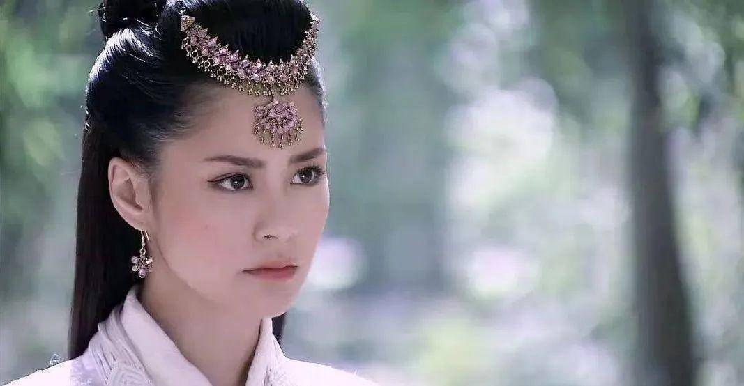 没了美颜滤镜，谁在装嫩一目了然，麒麟臂、水桶腰、满脸皱纹沟壑