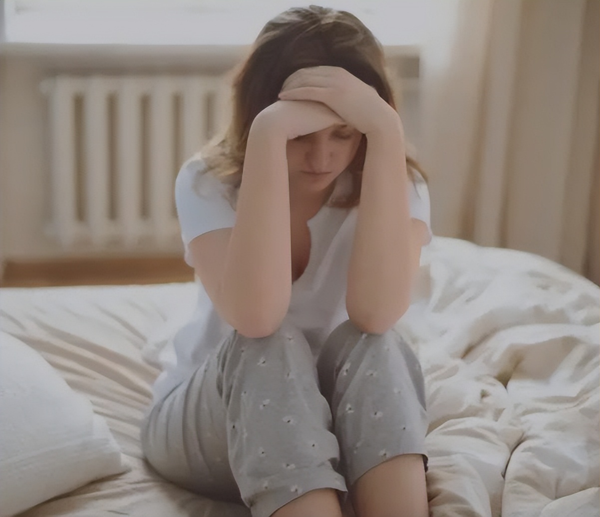 来月经流出很大的血块怎么回事,来月经流出的血块是什么