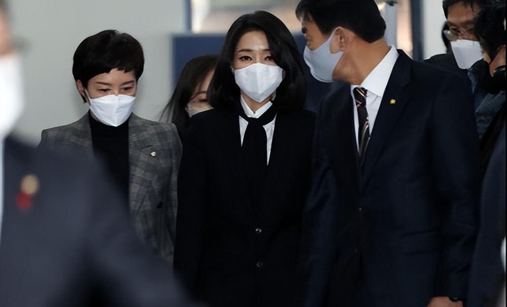 韩国总统夫人的时尚穿搭,韩国总统夫人金建熙穿搭同款