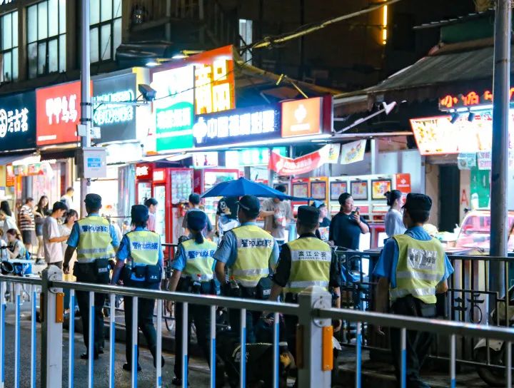 钱江晚报整版刊发!00后新警夜巡杭州网红“啦喜街”,人间烟火中的成长历程