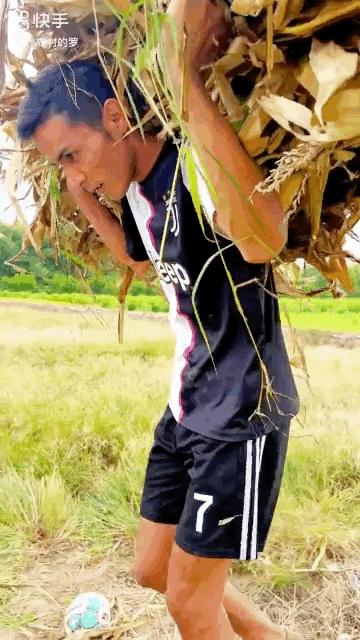 90后小伙酷似梅西,新疆90后足球小伙酷似c罗吃鸡