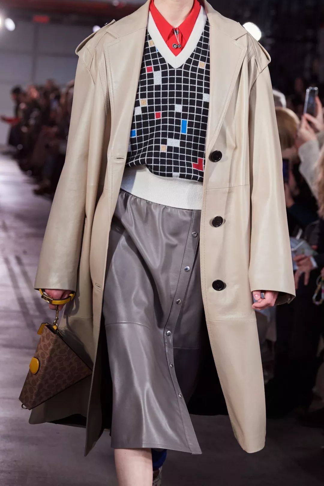 Coach用三条线索，带你穿越回纽约的八零年代。