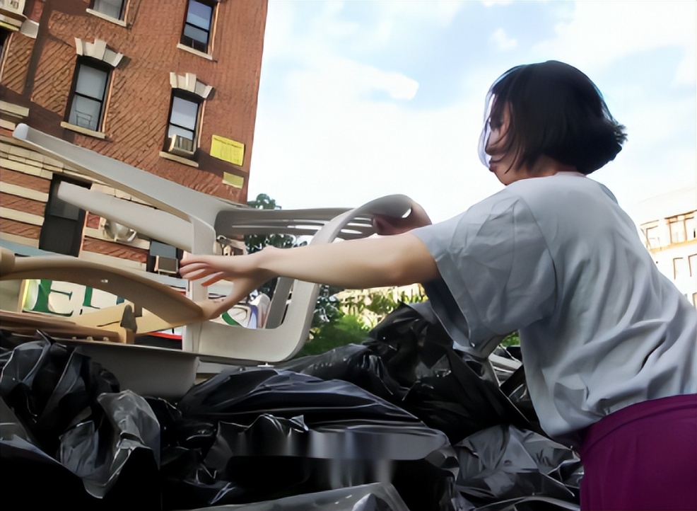 12年前哈佛毕业生为买房,厕纸反复用,棉袜穿成*袜丝**,买了几套房？