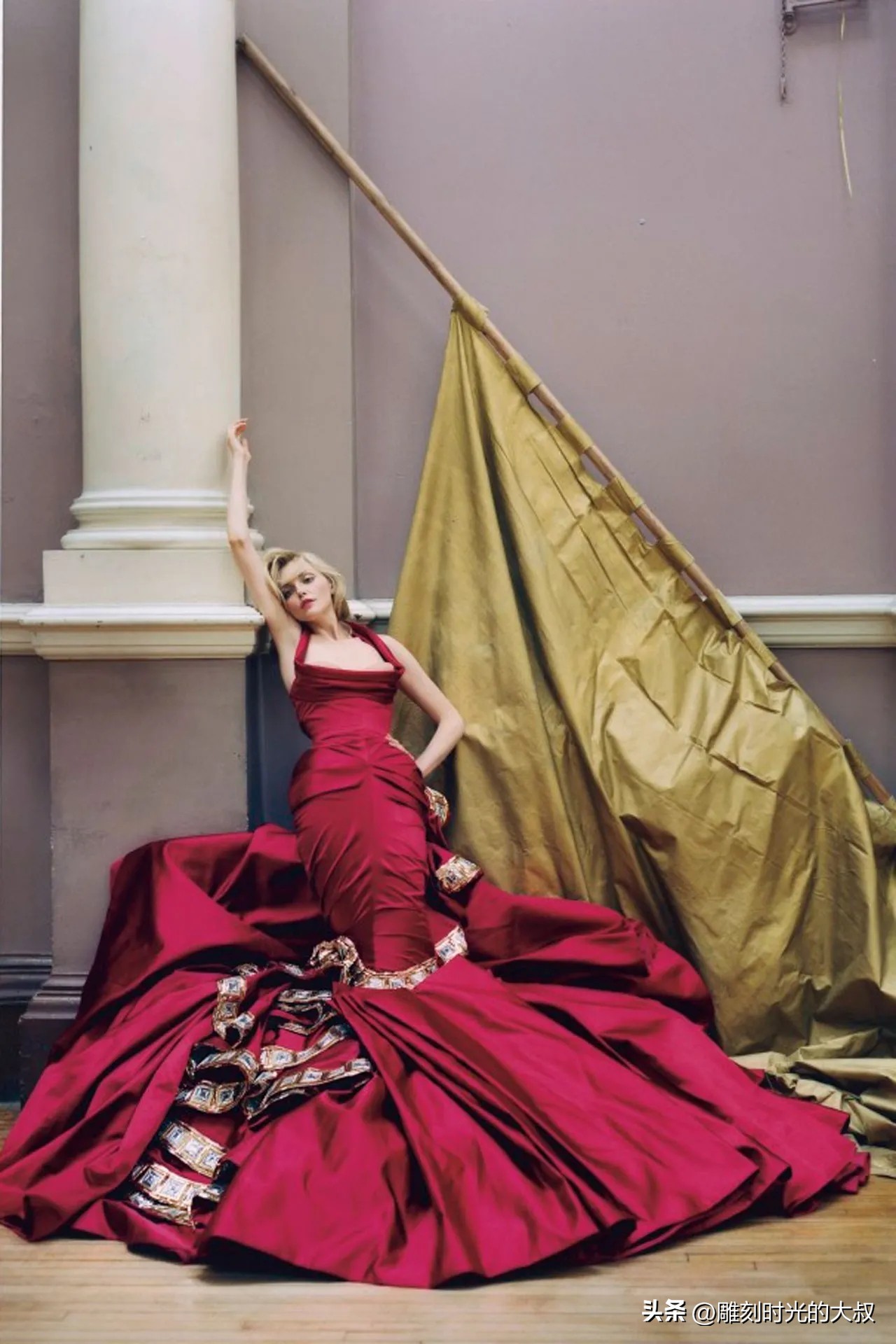 作品充满隐喻与象征主义，讽刺和暧昧：备受赞誉的当代时尚摄影师