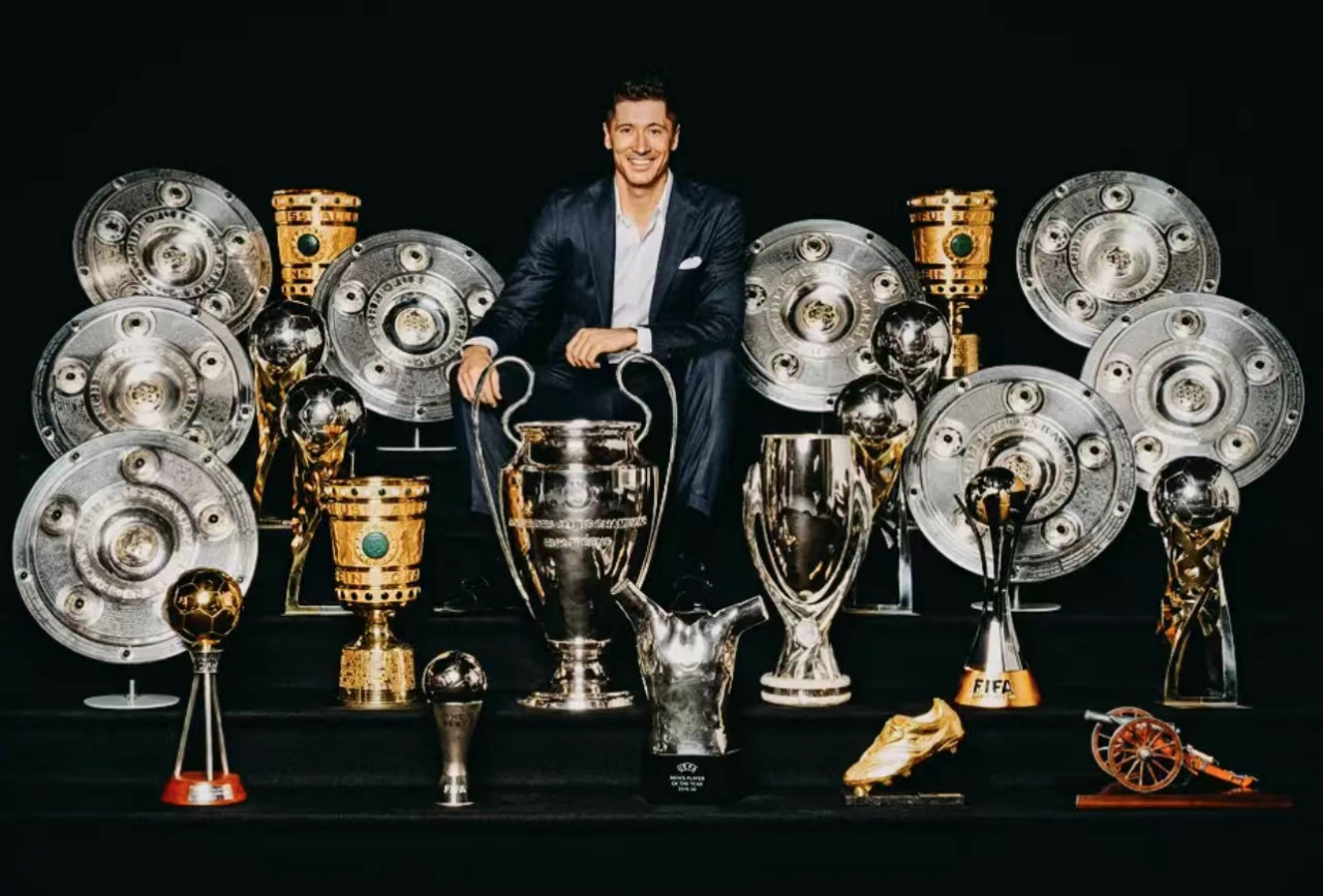 现役世界足球第一人姆巴佩,足坛第一前锋哈兰德和姆巴佩