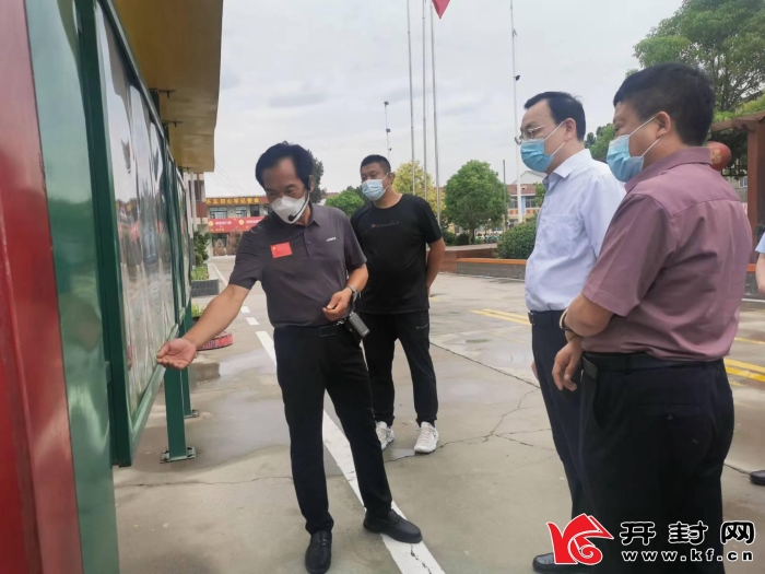 城乡一体化示范区领导看望杏花营小学足球队队员