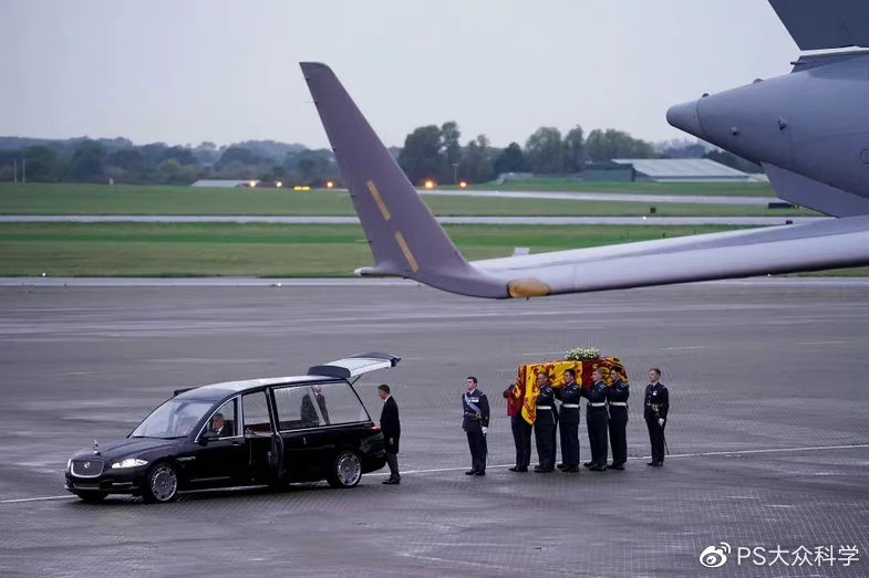 如何保存女王的遗体？有些人选择葬礼，有些人被永远膜拜