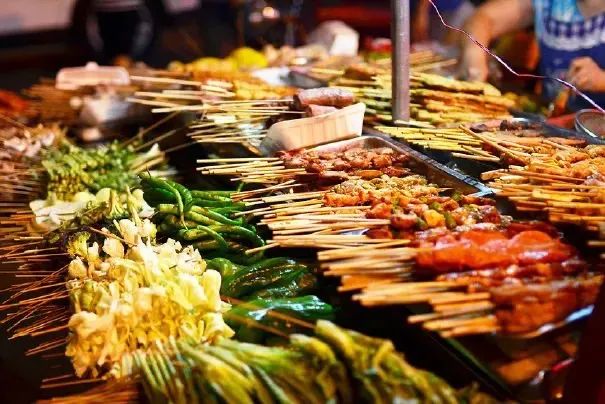 吃烧烤人生百味自己体会,烧烤带来的人间烟火气