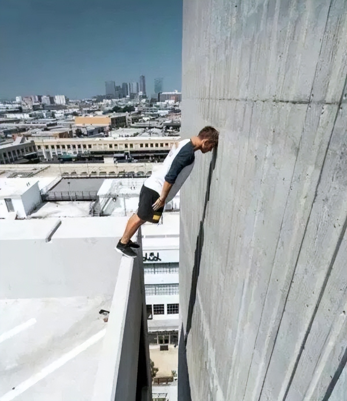 78个真实有趣的照片：山顶的足球场，老树与佛像，老司机脸部皮肤