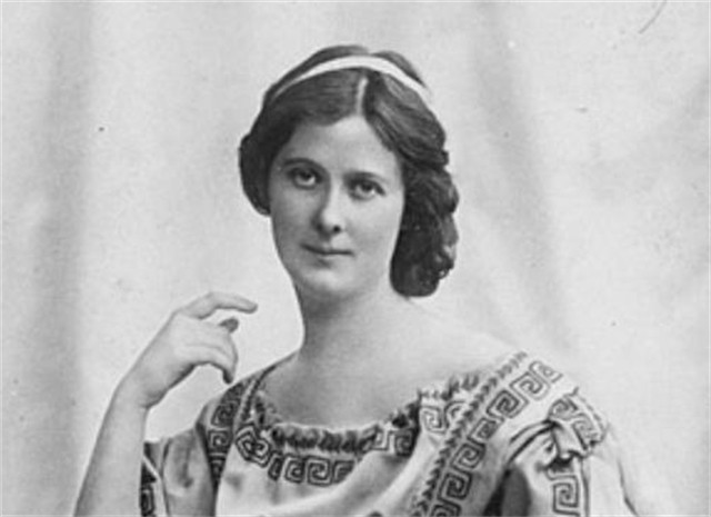 19岁爱上叶赛宁却只被他当情人，10年后，叶赛宁自杀，她坟前殉情