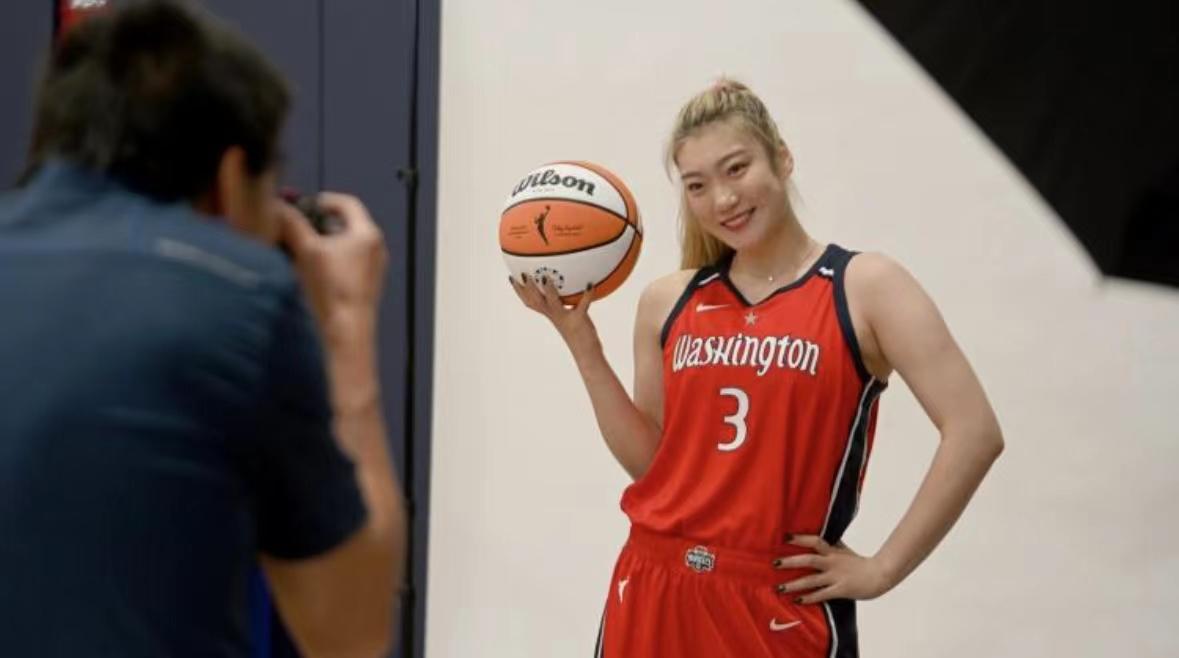 李梦惊艳脚步三分命中,李梦投进三分眼神杀