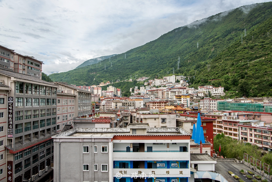 海拔2560米的四川康定城,环境不输云南丽江,游客却并不多