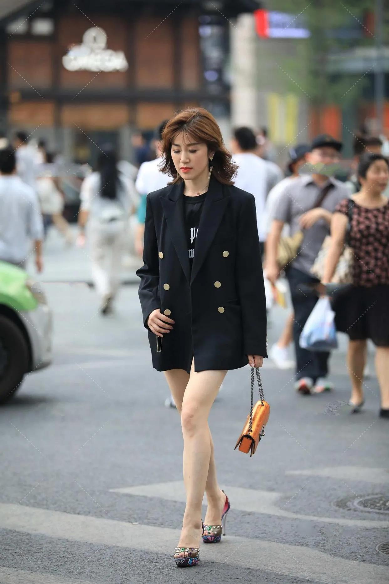 连体牛仔短裤搭配什么鞋好看,牛仔连体短裤搭配什么鞋