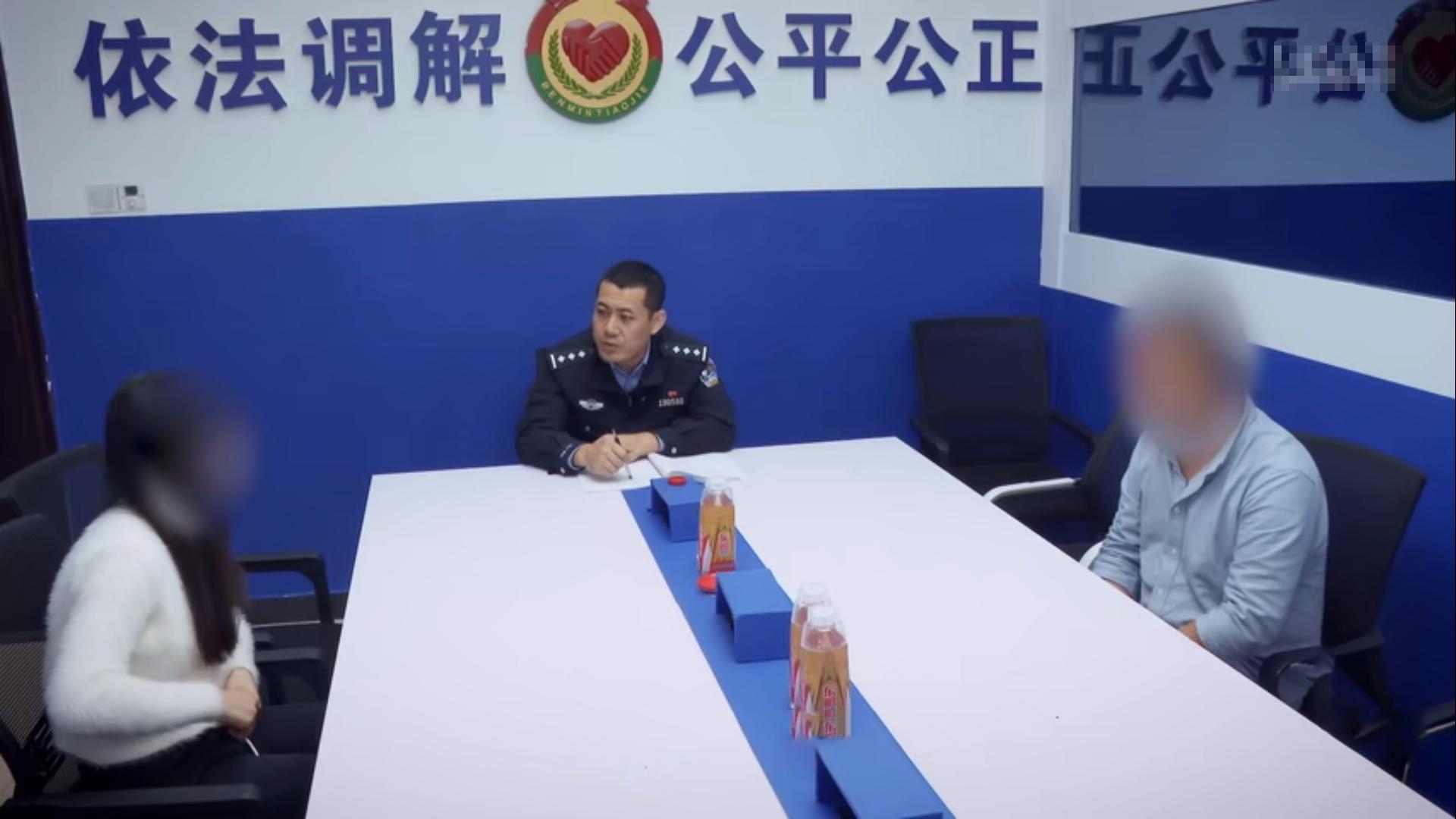 2020年女子报警被猥亵殴打，警方发现另有隐情，女子：他没给小费