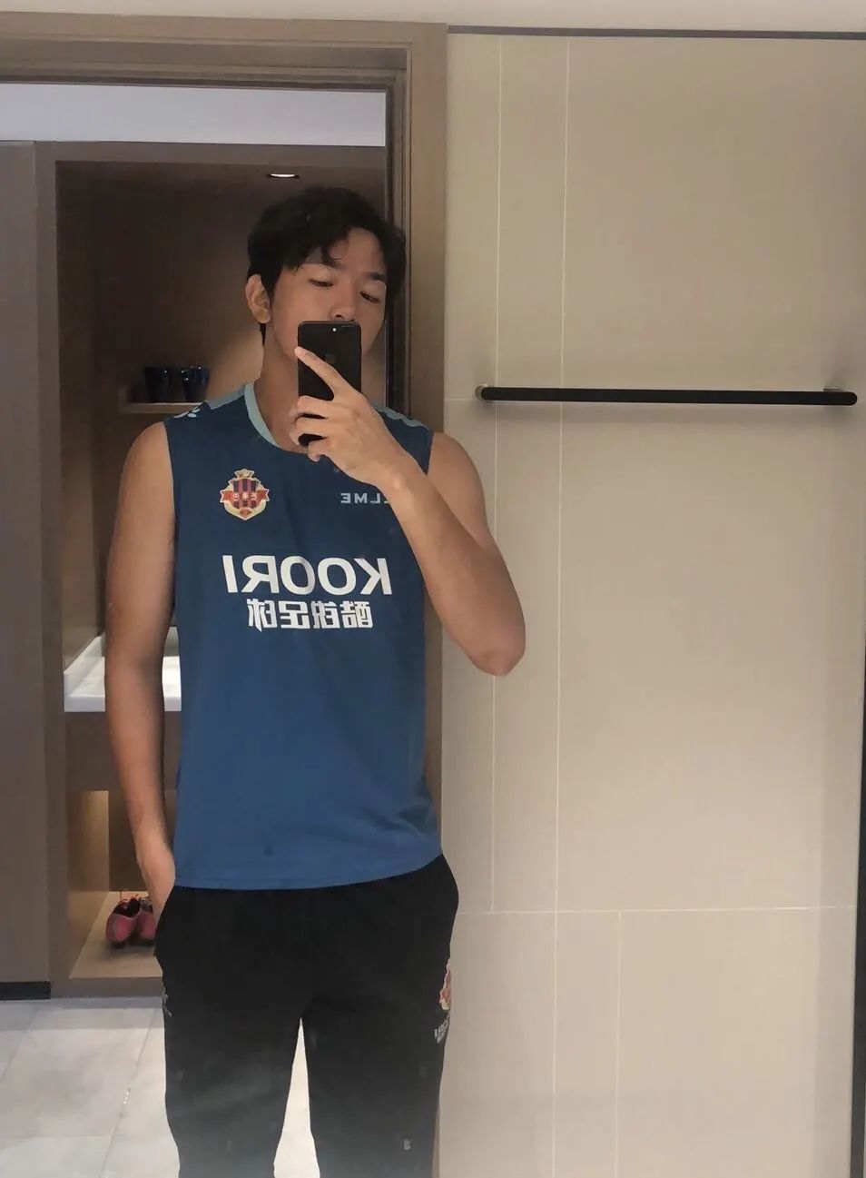 足球少年一路前行,足球少年逆风而行