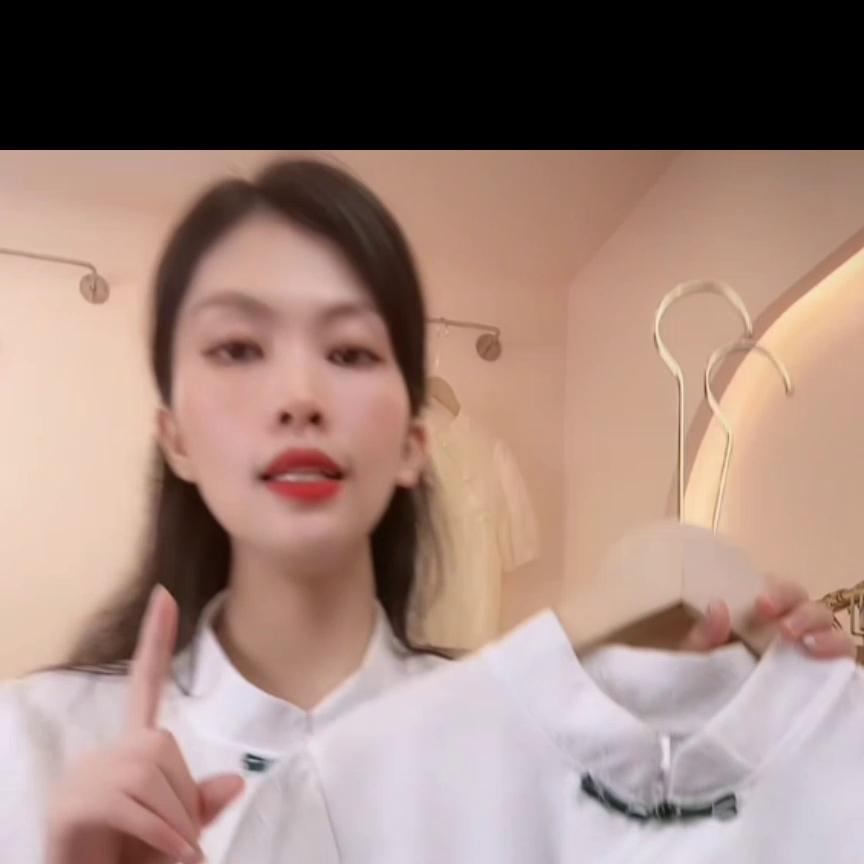 泡泡袖蓝色衬衫短袖女设计感,泡泡袖衬衫短袖怎么搭配