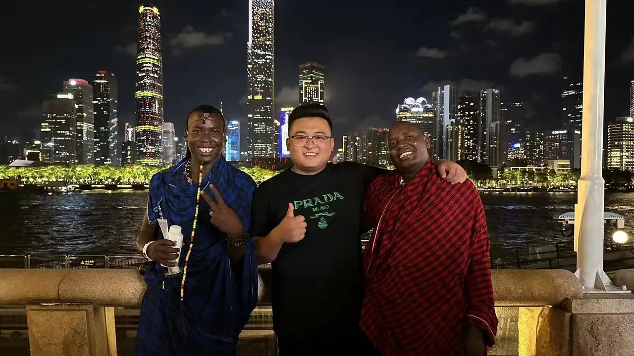 非洲小五带黑人保镖来中国吸金，他应该给保镖更高工资吗？