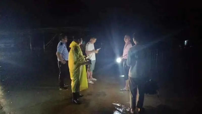 暴雨来袭民警守护,护航数博会