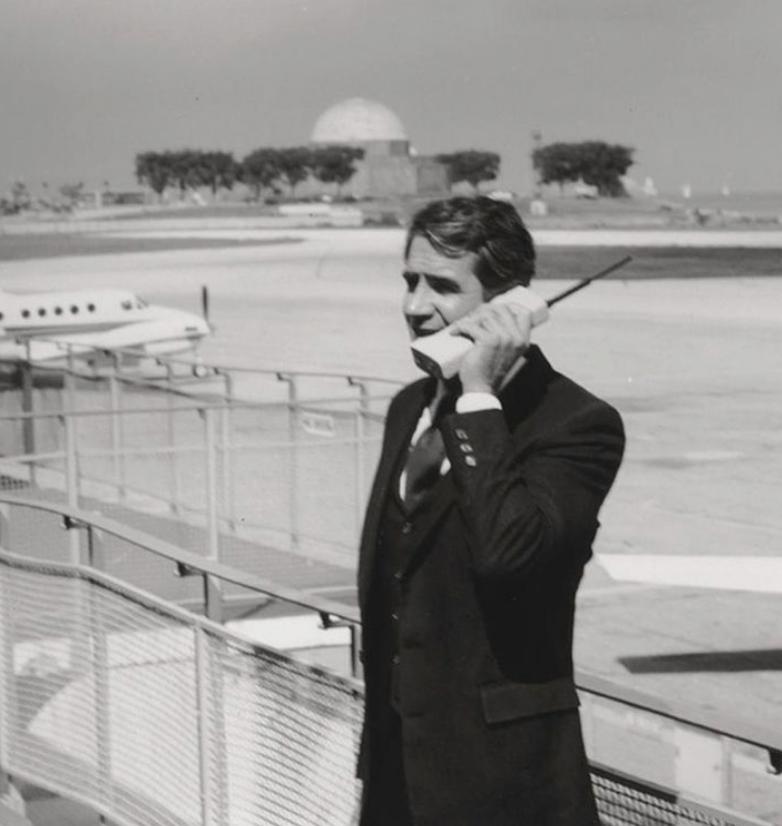 比尔盖茨预言智能手机发展史,盖茨提出替代手机的新技术