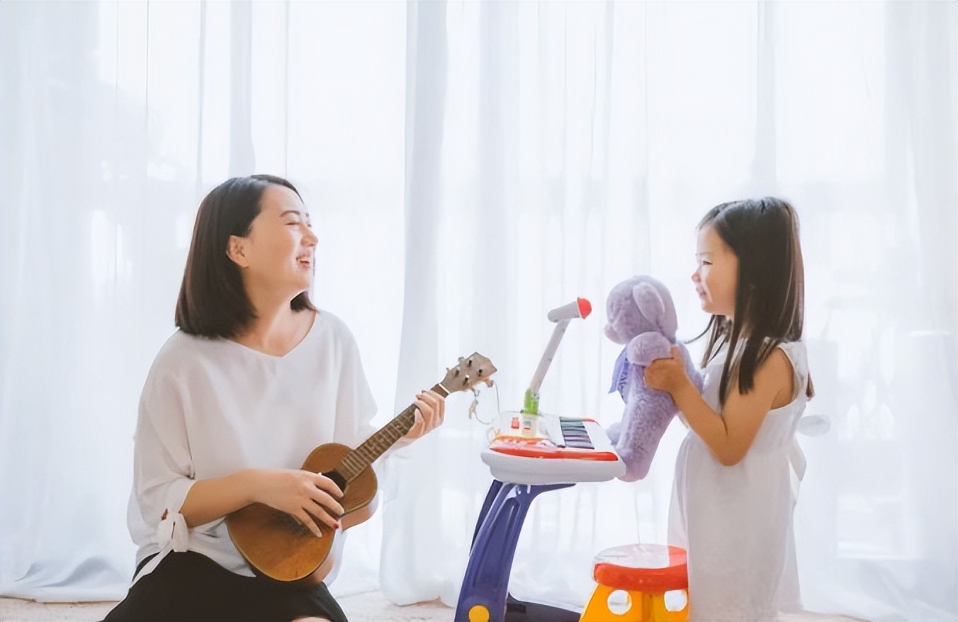 家长要注意幼儿的心理保健,小孩玩过家家太真实