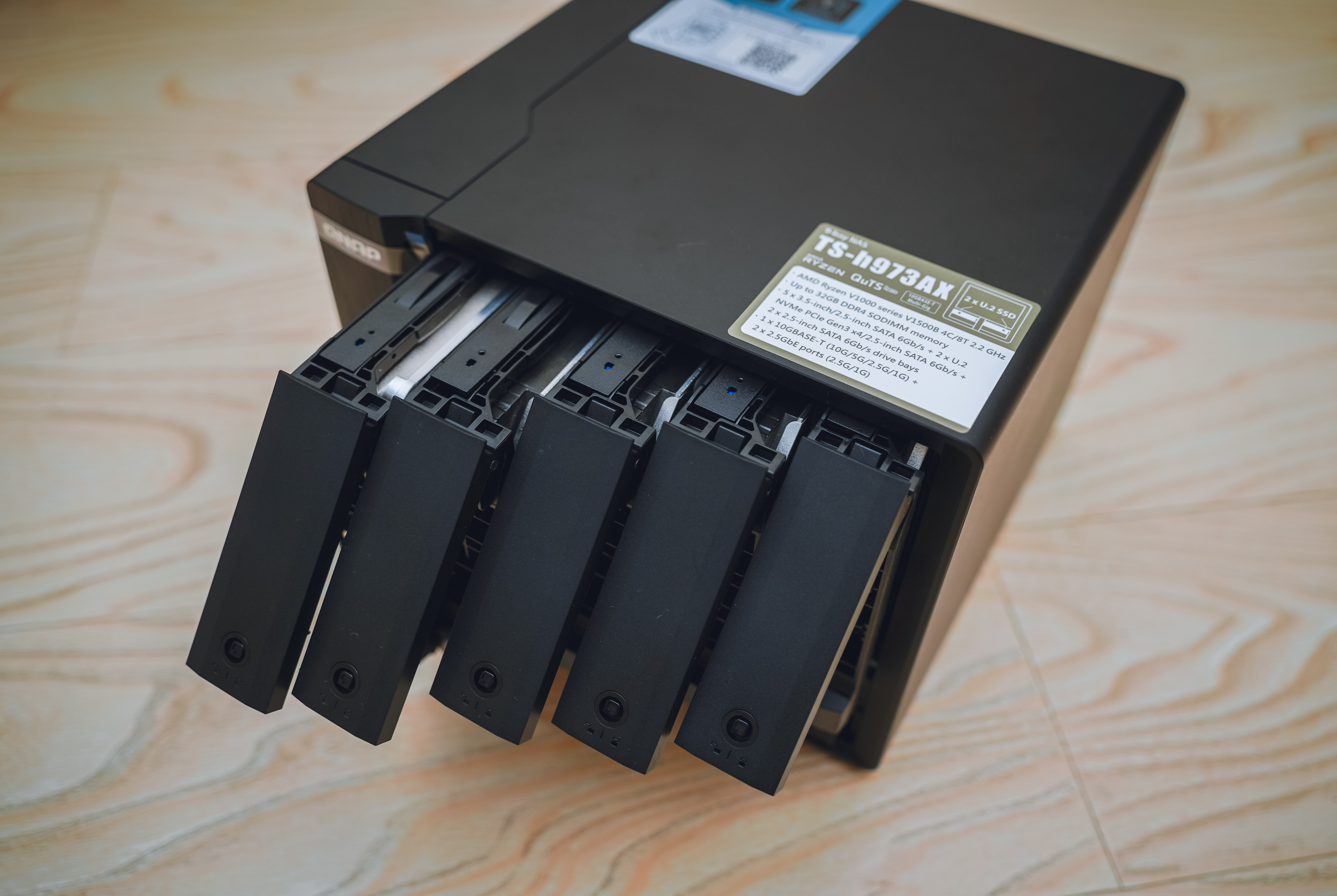 历史低价买到九盘位万兆NAS机皇：威联通TS-H973AX