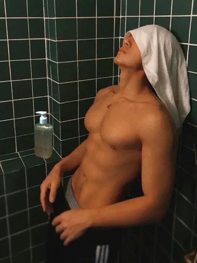 高颜值腹肌小狼狗照片,腹肌小狼狗照片帅气露脸