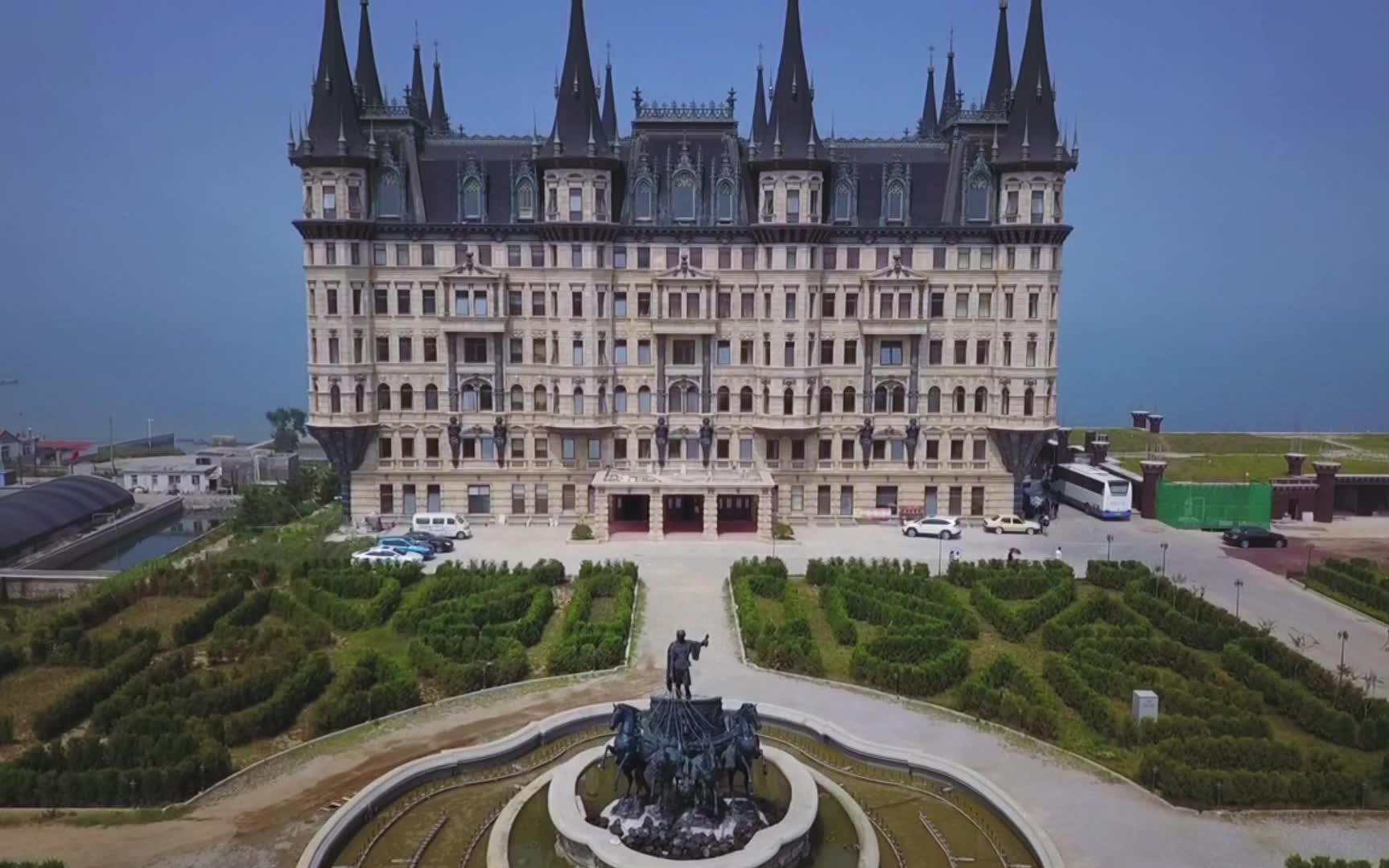 西虹市首富五十万一天的酒店,西虹市首富酒店一个月全包多少钱