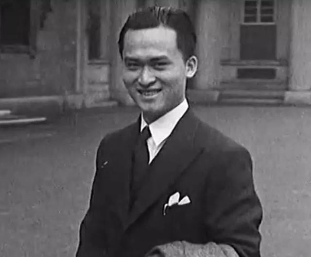 中国小伙落入海洋，喝鸟血撑133天，路过商船看清他容貌后：别救