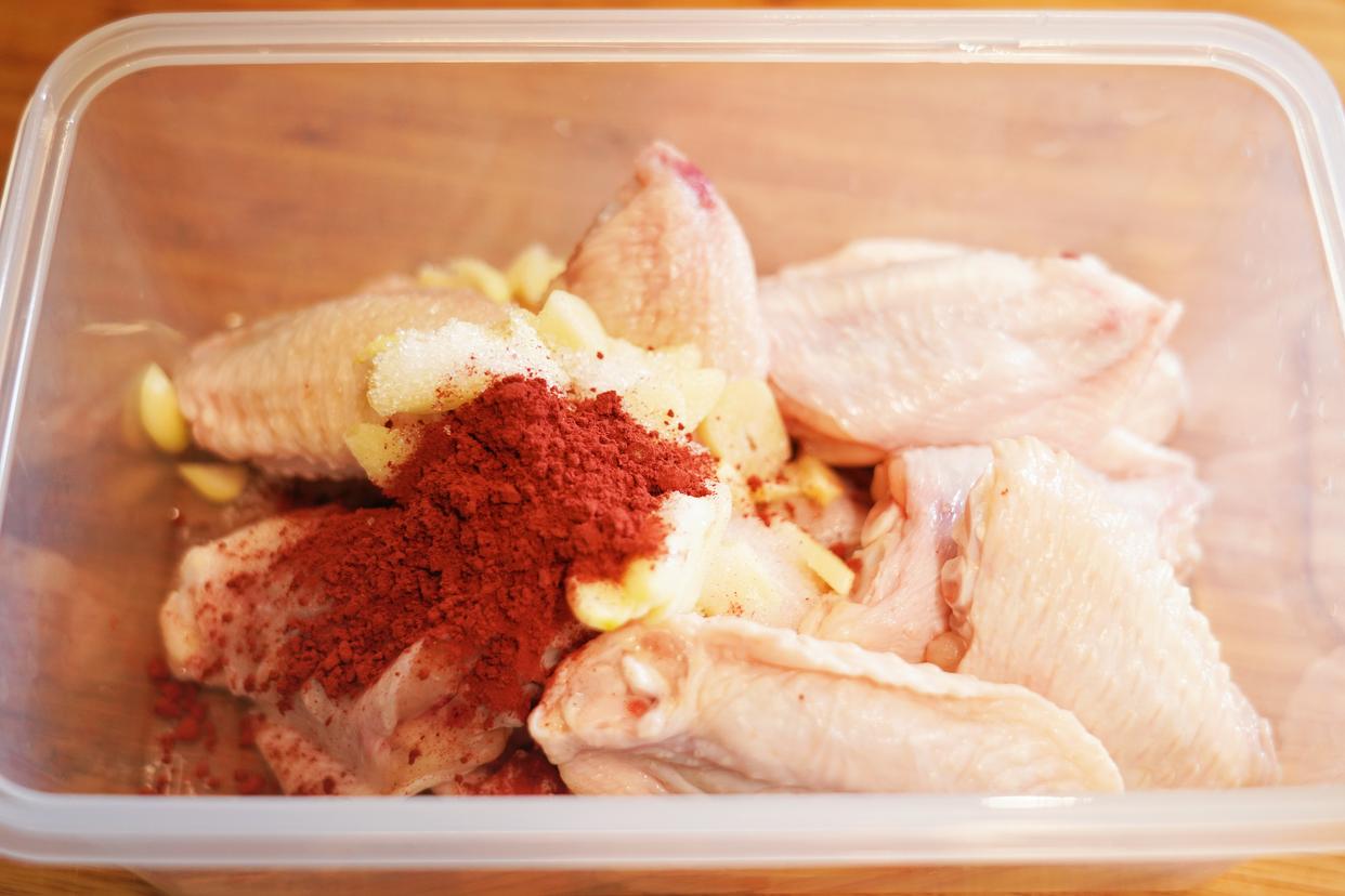 喜欢吃奥尔良烤翅在家就可以做，秘制配方好吃到吮指，价格也便宜