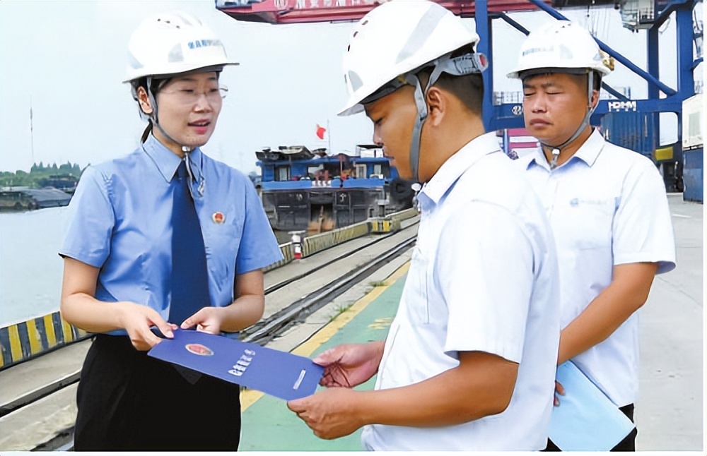 寻找公平正义的最优解——记全国“人民满意的公务员”、江苏省淮安市检察院第二检察部主任李思雪