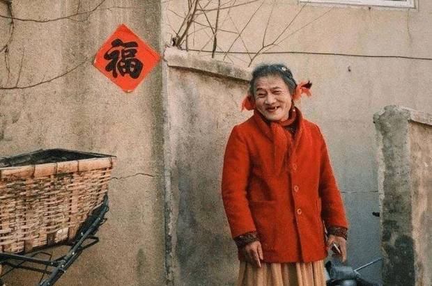 60岁老头浓妆艳抹,60岁老头打扮成女人