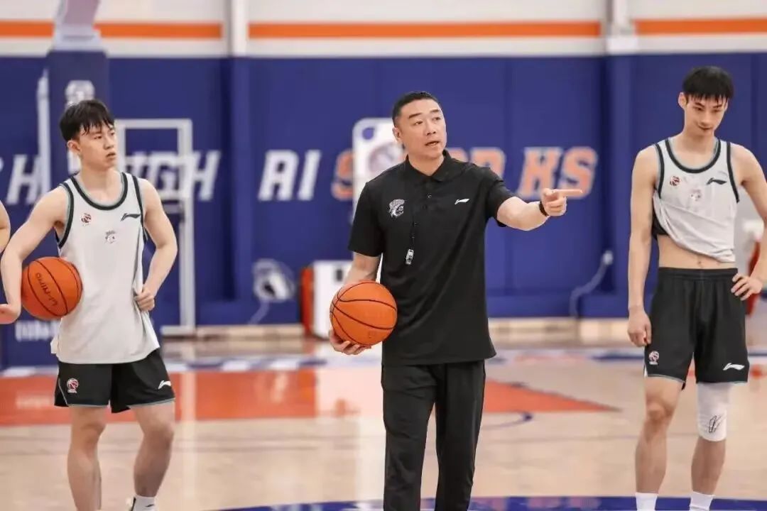 上海男篮官宣郭艾伦加盟,上海男篮官宣新外援加盟