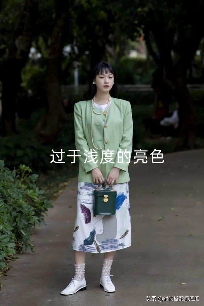 黄黑皮女人适合穿黑色吗,黄黑皮女生穿啥都不好看