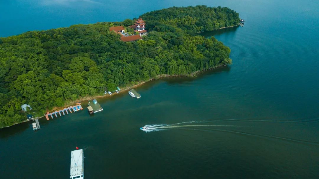夏天凉快风景好又有水的旅游景点,夏天旅游景点哪里最好玩