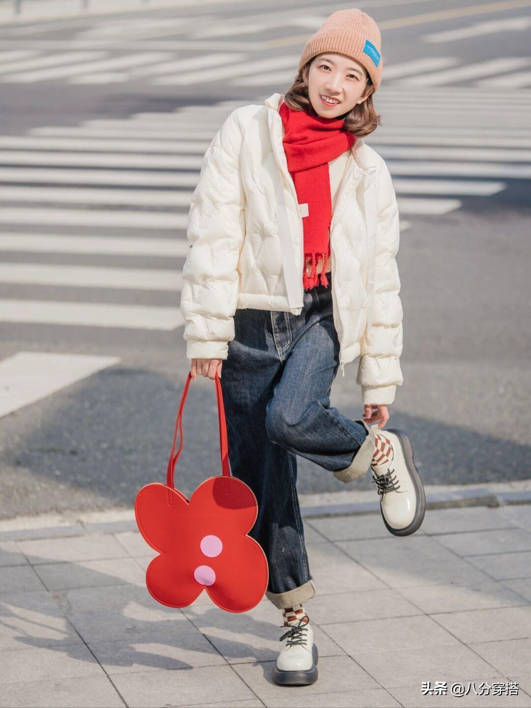 小个子短款羽绒服配什么裤子好看,小个子白色短款羽绒服