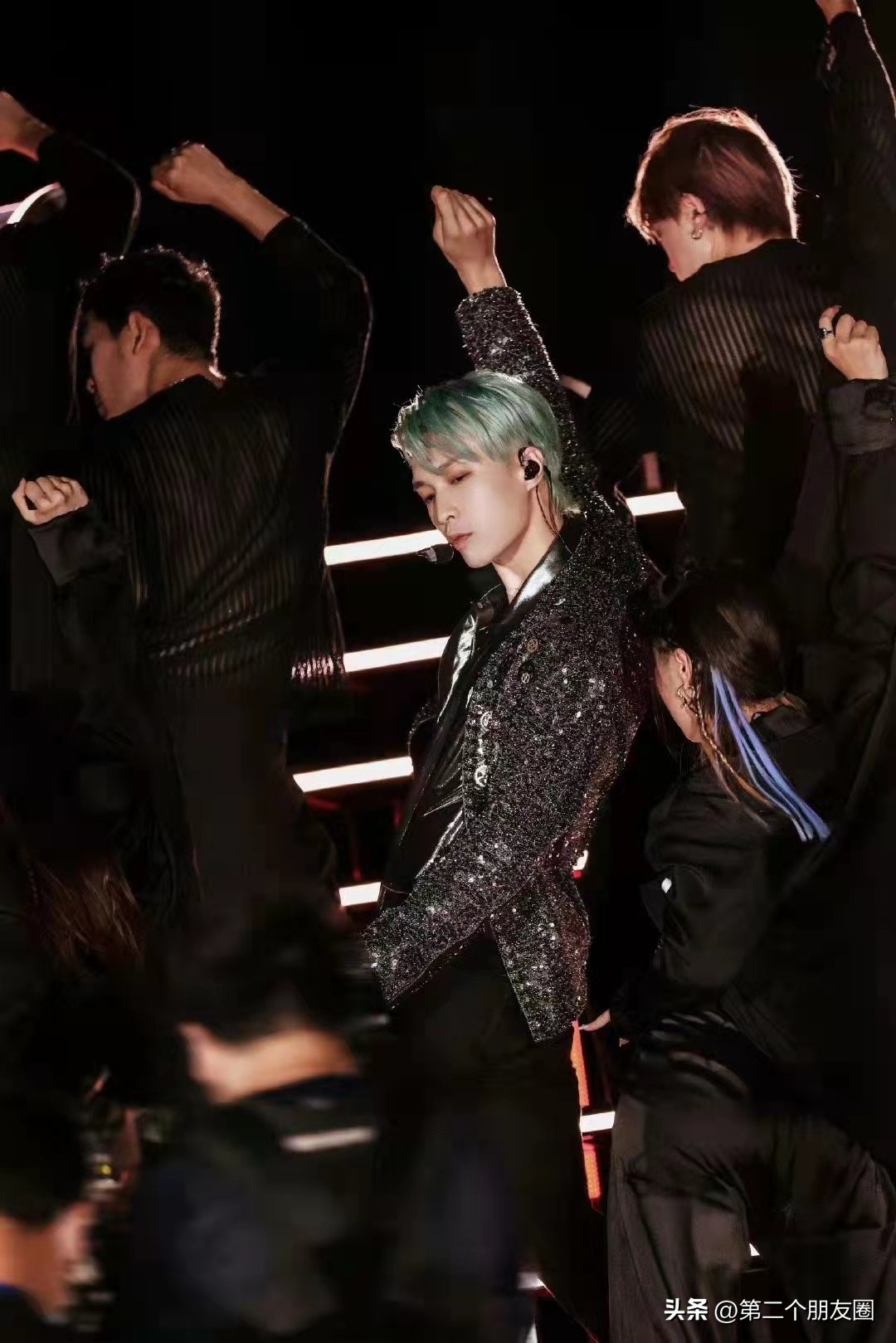 张艺兴签约全球化事业版图,张艺兴事业版图发布会后台采访