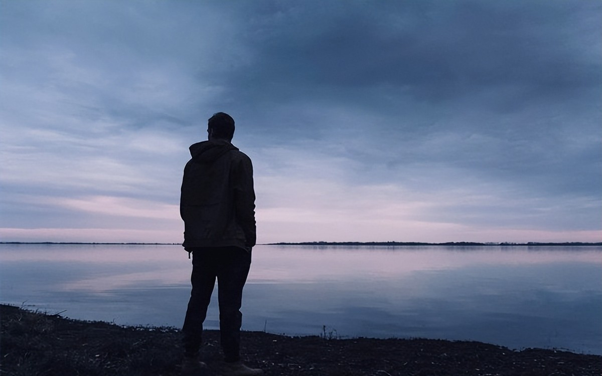 九零后小伙山上养土鸡年赚300百万,农村小伙养蛇致富