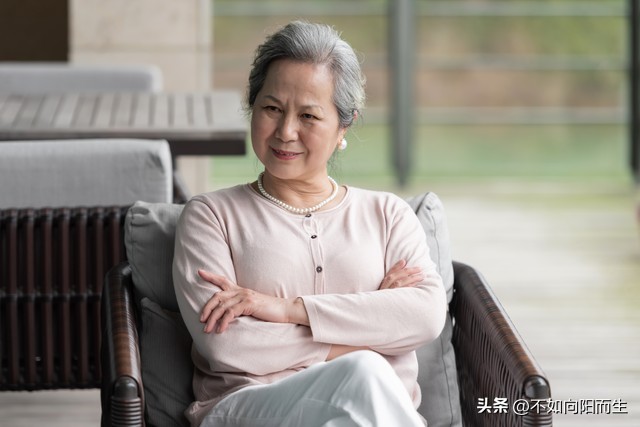 带着价值800元特产走亲戚，亲戚嫌少，63岁大妈:以后再也不来了