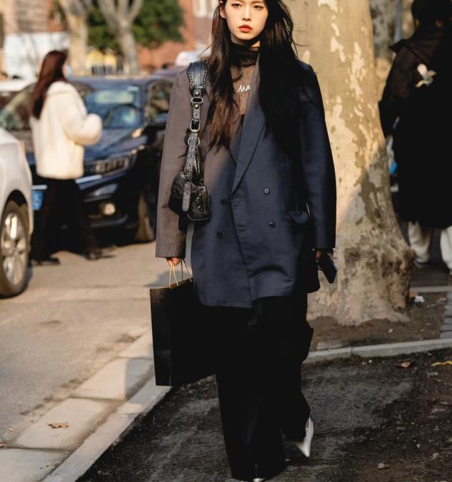 被深圳女子穿搭惊艳到了,最潮的牛仔裤阔腿裤女生