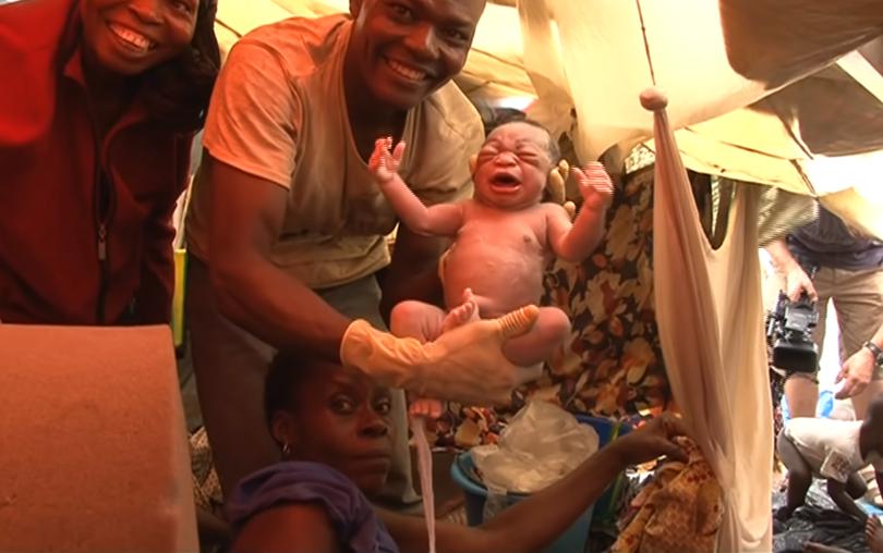 穷国地狱之船！无水无电无厕所，2000人挤爆还在上面生孩子