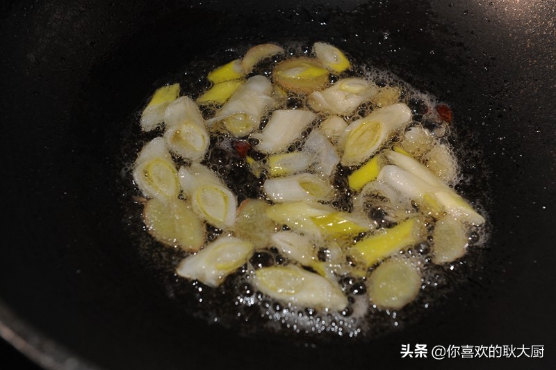 鲁菜正宗京葱爆海参做法,鲁菜大师高炳义制作葱烧海参视频