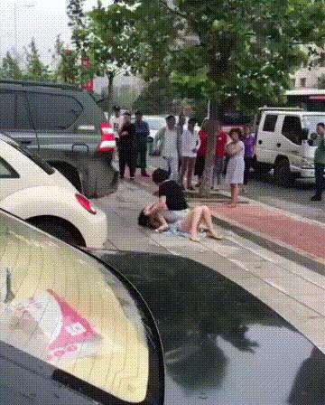 丈夫出轨,小三被*光脱**游街,视频疯传,妻子被判入狱8个月