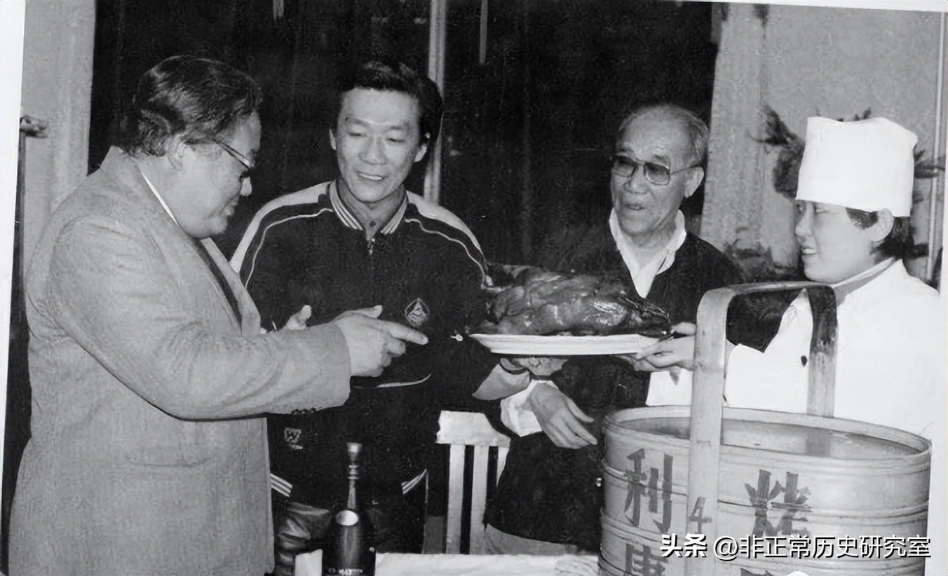 老照片：80年代的北京生活风貌，火车上供应茅台，牛肉一块八一斤