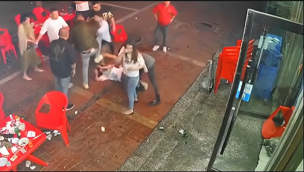 四名壮汉围殴女子一家后续,几名男子围殴脚踹女生