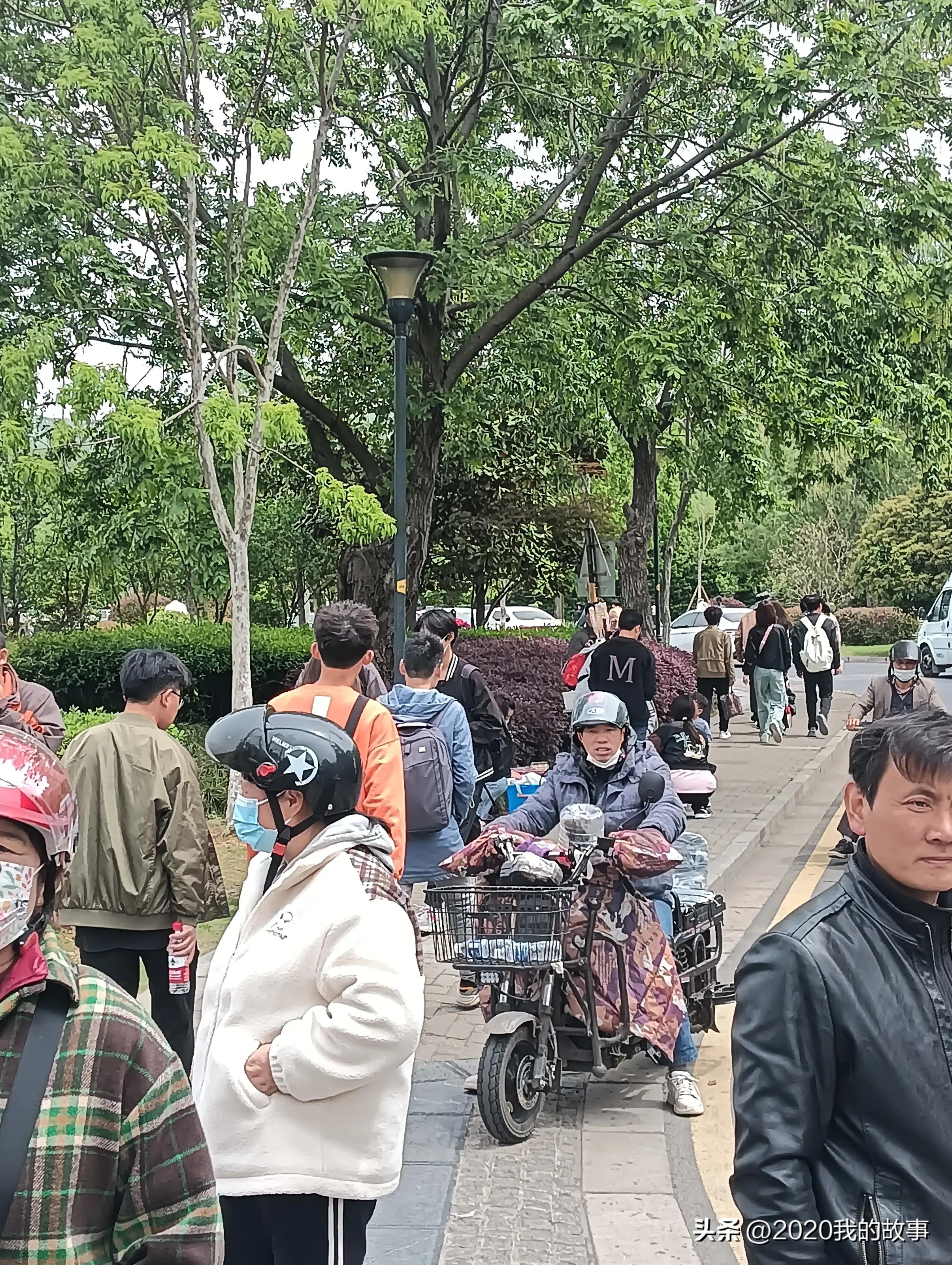 “五一”长假“摩托”骑手挣大钱引热议！